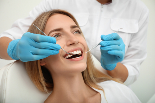 Limpiezas dentales profesionales para una sonrisa sana y brillante