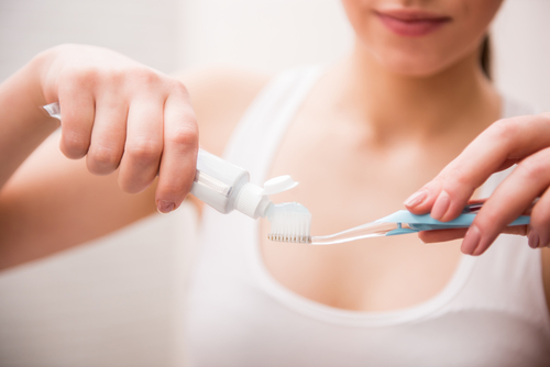 ¿Son buenas las pastas de dientes de carbón vegetal para blanquear los dientes?