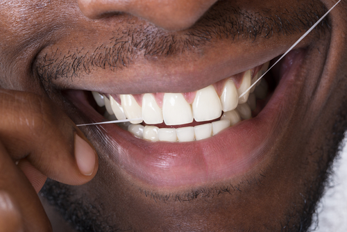 ¿Cómo elegir el hilo dental adecuado? Su dentista opina