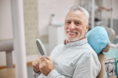 ¡Implantes Dentales en Satellite Beach, FL - Reserve una consulta GRATIS!